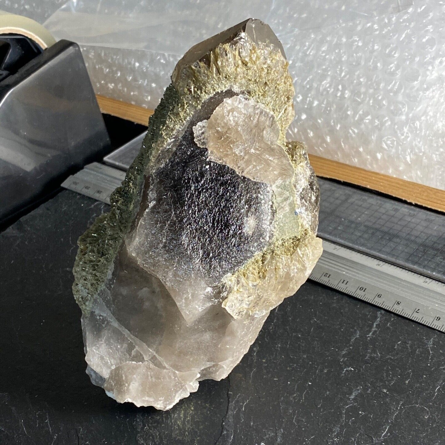 QUARTZ AVEC CLINOZOISITE ETC SUBSTANTIEL 1033g MF864