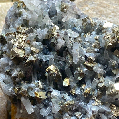 ENSAMBLAJE DE CRISTAL DE PIRITA Y CUARZO DEL PERÚ 107g MF6149