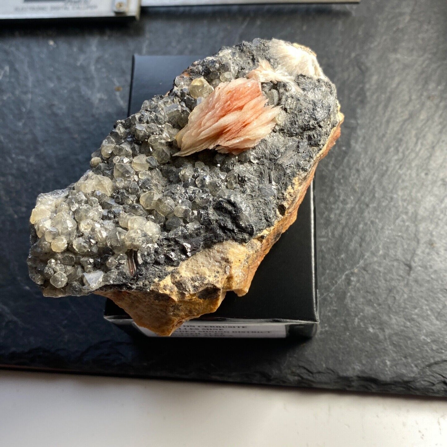 BARYTE ON CERRUSITE FROM LAS DALLES MINE, MOROCCO 188g MF1032