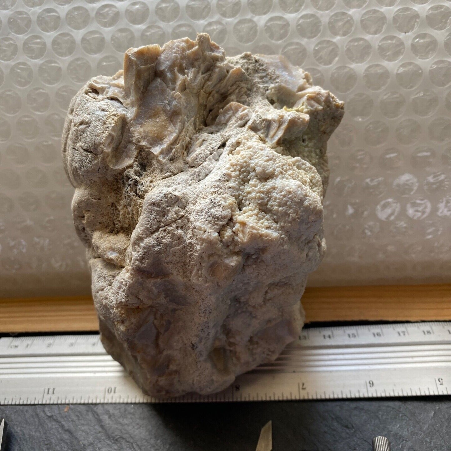 OPALINE CHERT WITH GLOBULAR CLUSTERS FROM DEVON. 865g MF1332