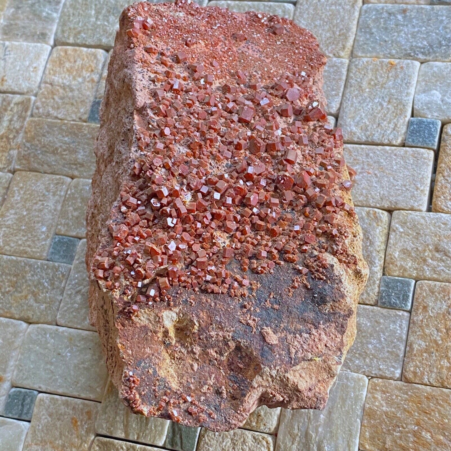 VANADINITE SUR MATRICE DU MAROC SUBSTANTIEL 675g MF359