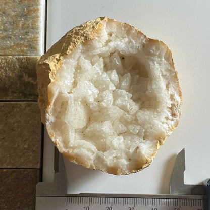 CALCITE EXQUISITE GEODE DE MIBLADEN, MAROC 136g MF6550