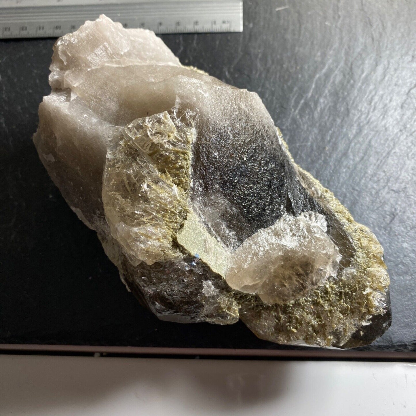 QUARTZ AVEC CLINOZOISITE ETC SUBSTANTIEL 1033g MF864