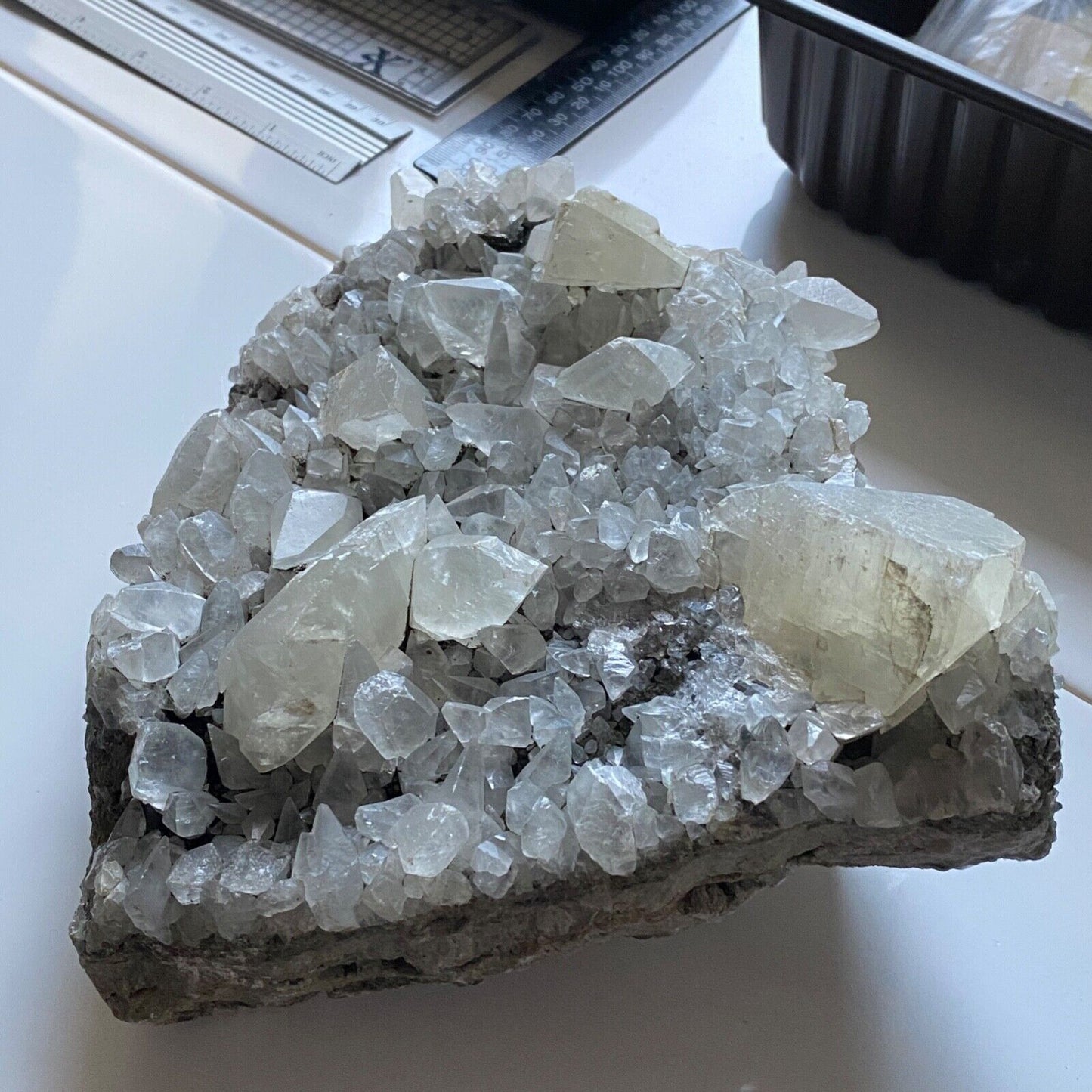 ASSEMBLAGE DE CRISTAL DE CALCITE ÉCHANTILLON IMPRESSIONNANT DE TAFF WELLS LOURD 1650g MF752