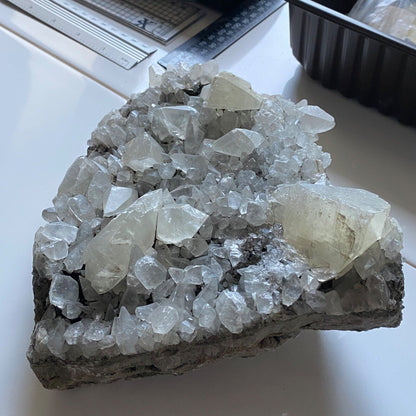 ASSEMBLAGE DE CRISTAL DE CALCITE ÉCHANTILLON IMPRESSIONNANT DE TAFF WELLS LOURD 1650g MF752