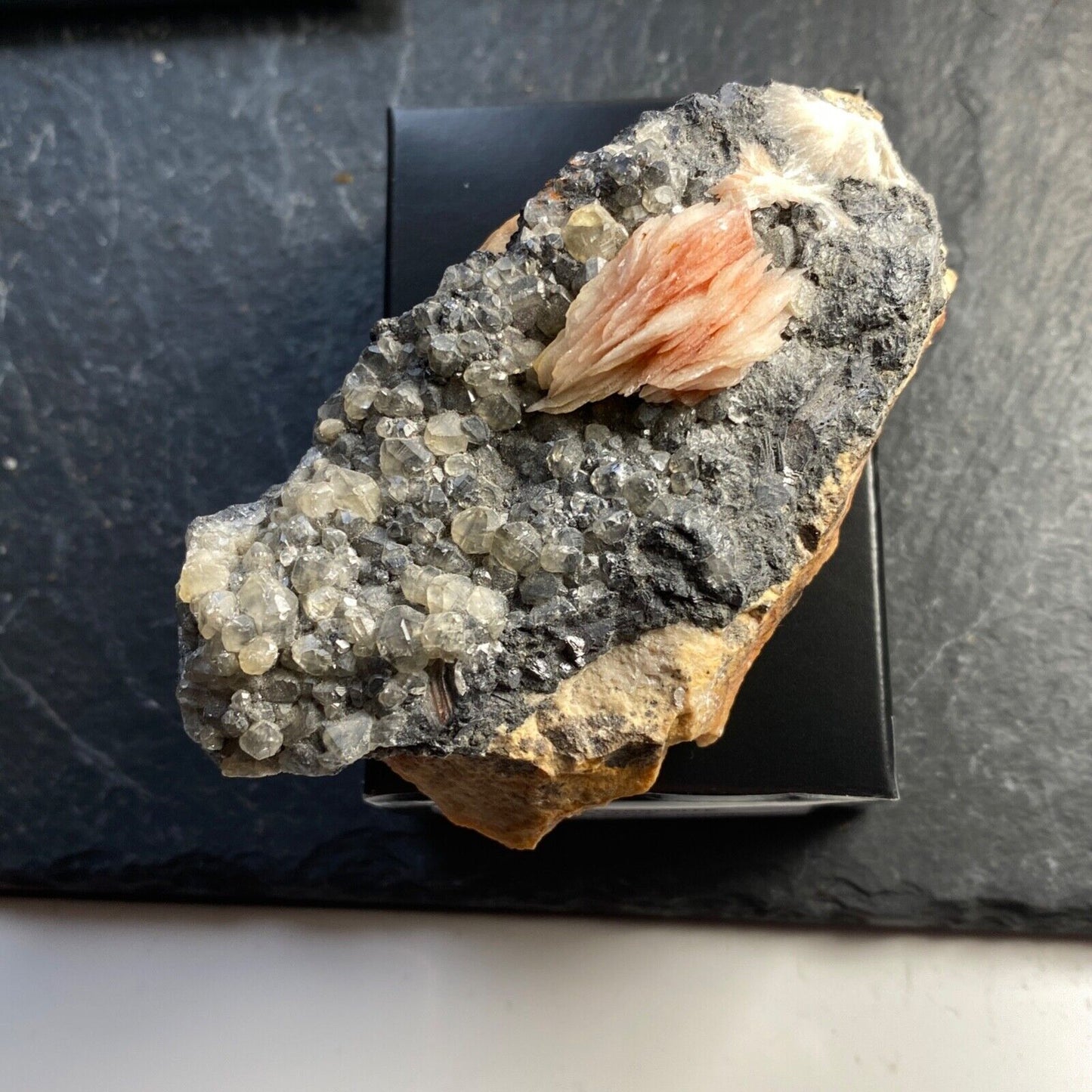 BARYTE ON CERRUSITE FROM LAS DALLES MINE, MOROCCO 188g MF1032