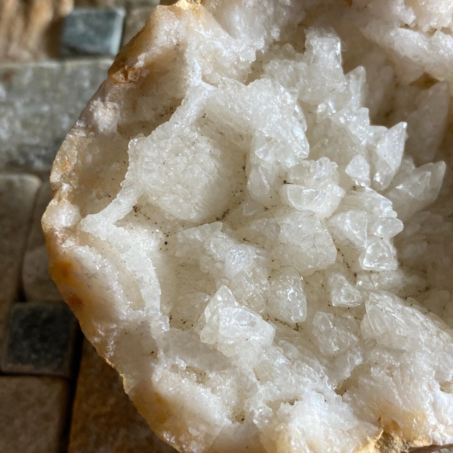 CALCITE EXQUISITE GEODE DE MIBLADEN, MAROC 136g MF6550