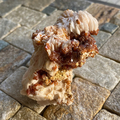 VANADINITE AVEC BARYTINE DU MAROC BEAU SPECIMEN 96g MF6827