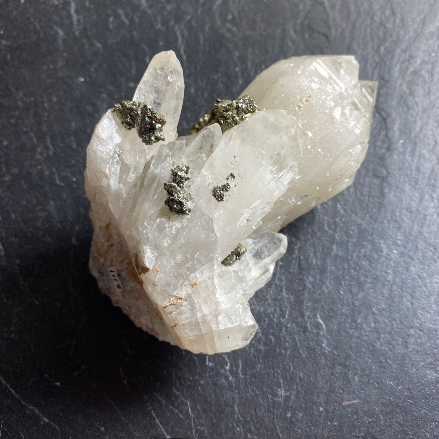 QUARTZ/PYRITE SPECIMEN MAGNIFIQUEMENT DEFINI DE BULGATIE 212g MF899