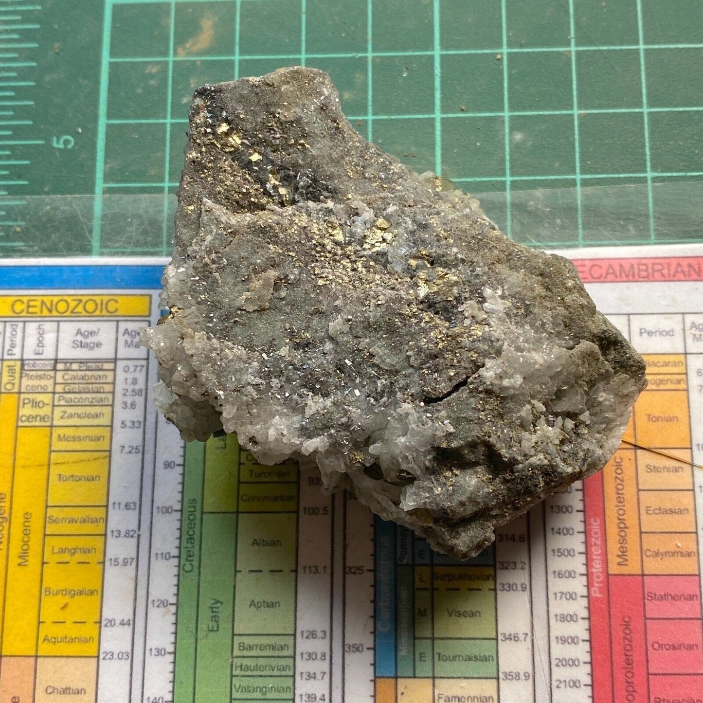 ASSEMBLAGE DE CRISTAL DE PYRITE ET DE QUARTZ DU PÉROU 107g MF6149