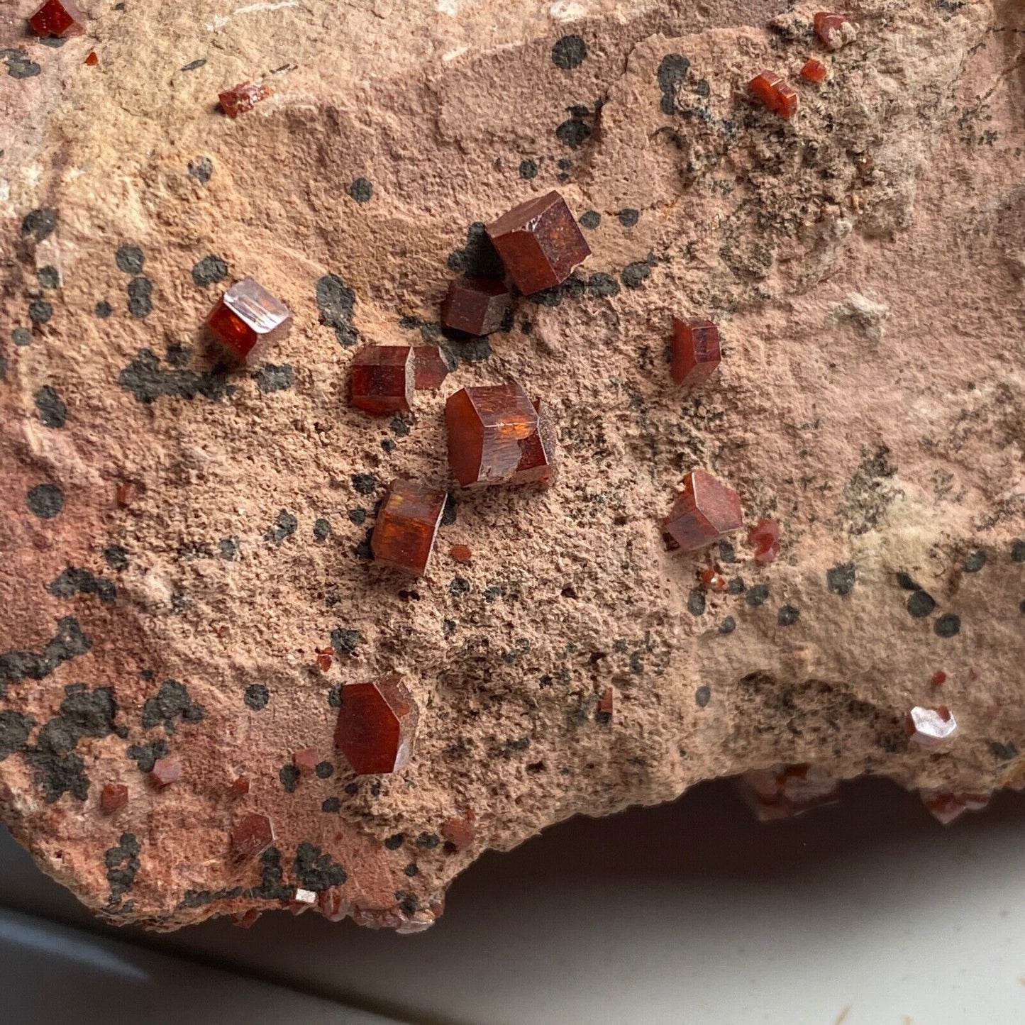 VANADINITE SUR MATRICE DU MAROC SUBSTANTIEL 675g MF359