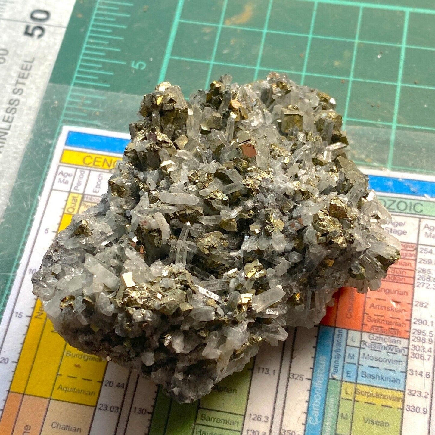 ENSAMBLAJE DE CRISTAL DE PIRITA Y CUARZO DEL PERÚ 107g MF6149