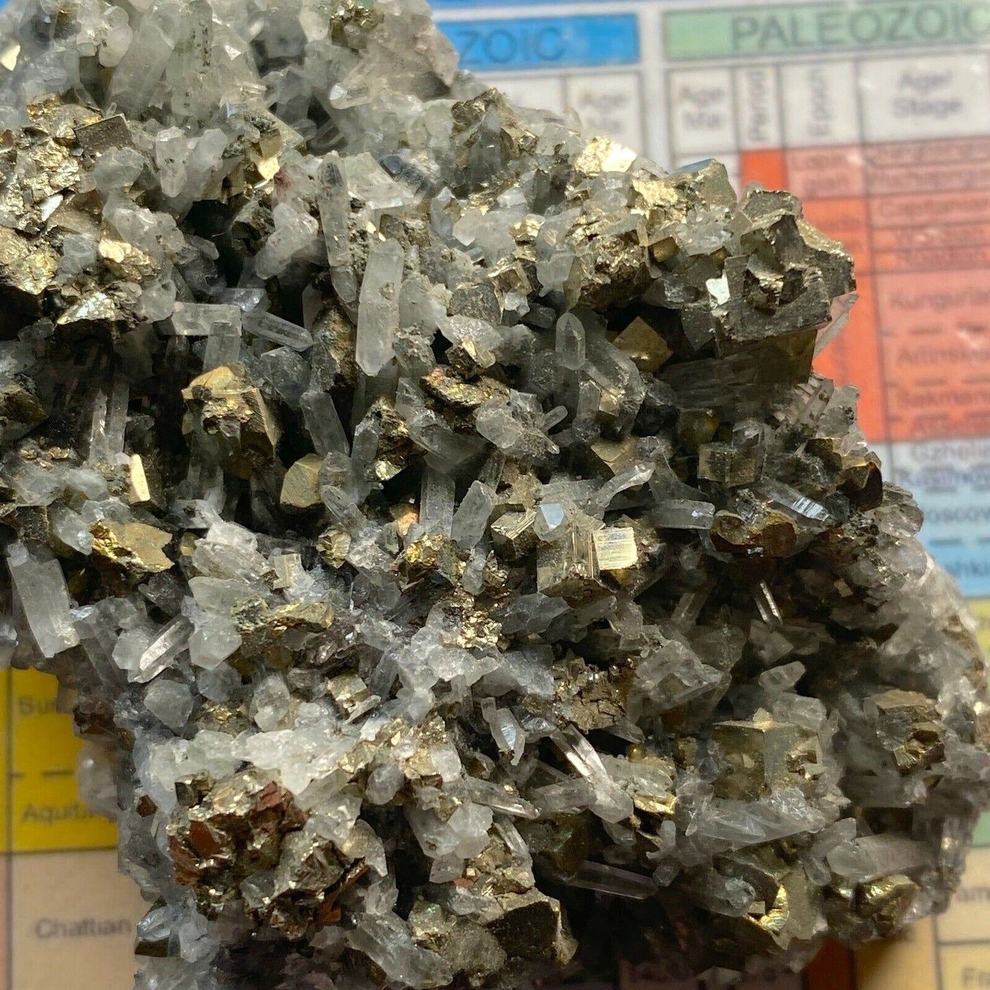 ENSAMBLAJE DE CRISTAL DE PIRITA Y CUARZO DEL PERÚ 107g MF6149