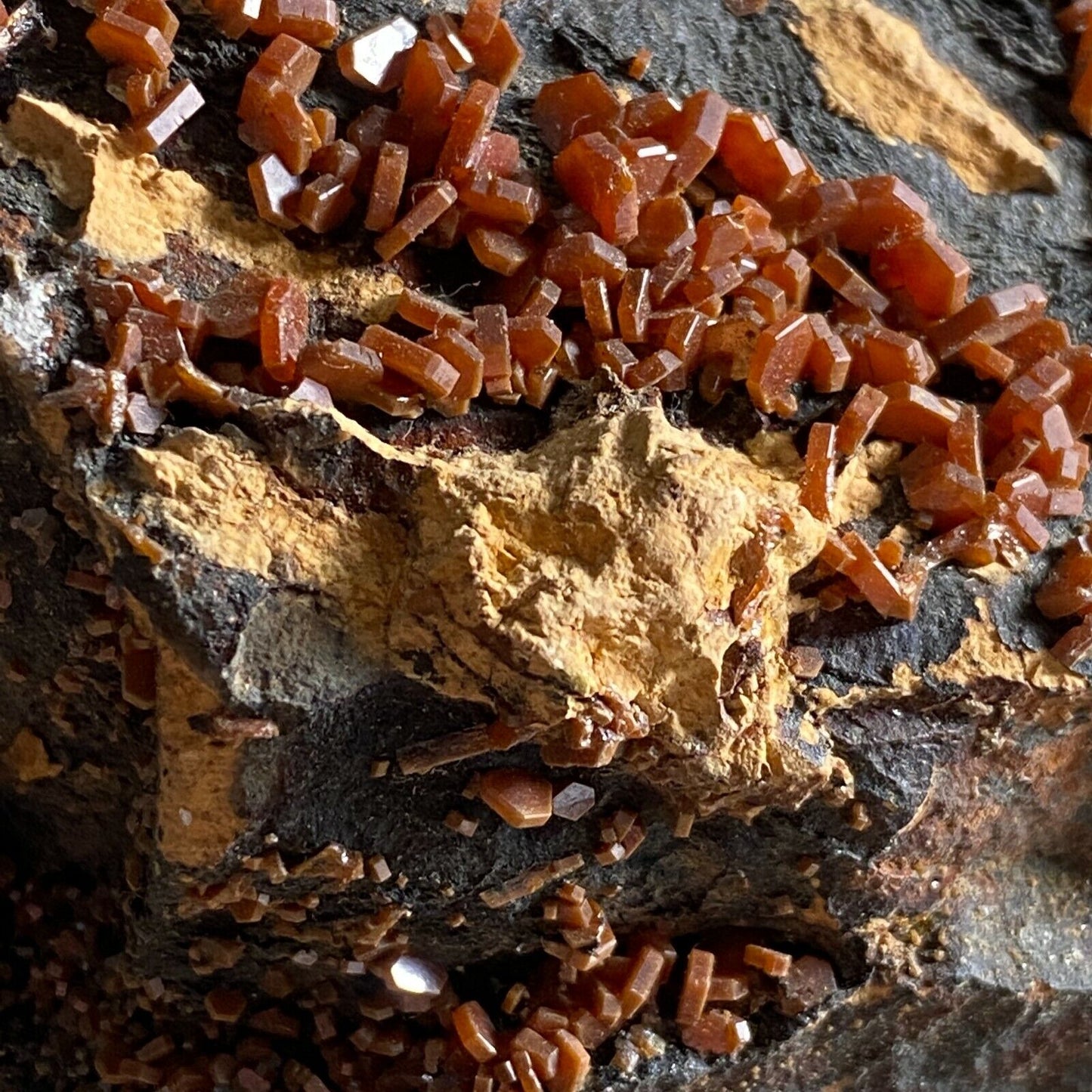 VANADINITE SUR MATRICE DE YAOUZ, MAROC substantiel 340g MF9852