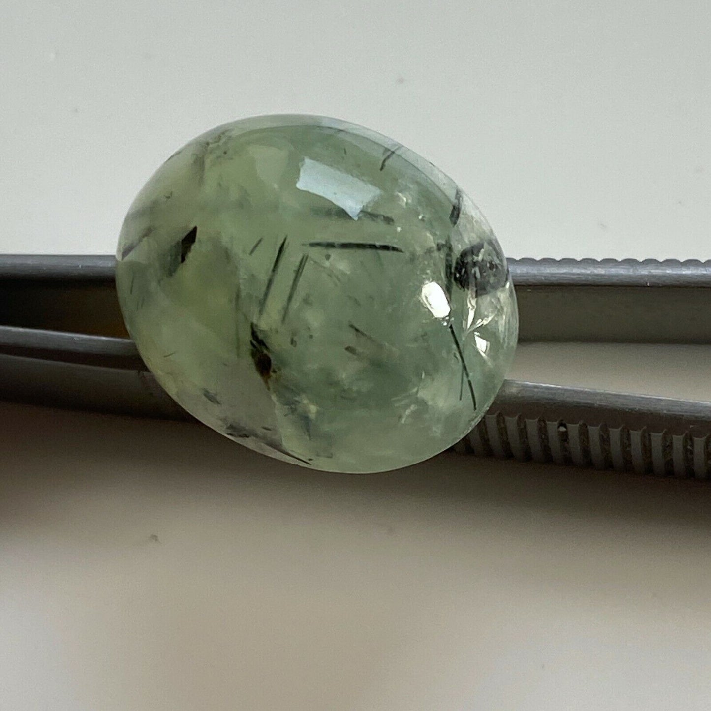 PREHNITE AVEC INCLUSIONS DE TOURMALINE NATURELLE MINE NON TRAITEE 32.12Ct MF443