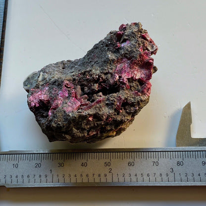 ERYTHRITE SUR MATRICE DE LA MINE DE BOU AZZER, MAROC 117g MF1005