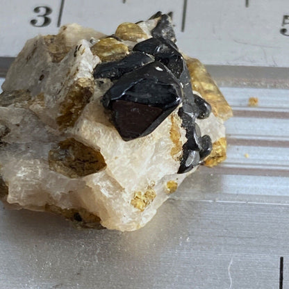 SPINELLE/OLIVINE RARE SPÉCIMEN DE LA MINE PARKER, QUÉBEC, CANADA. 5gMF1148